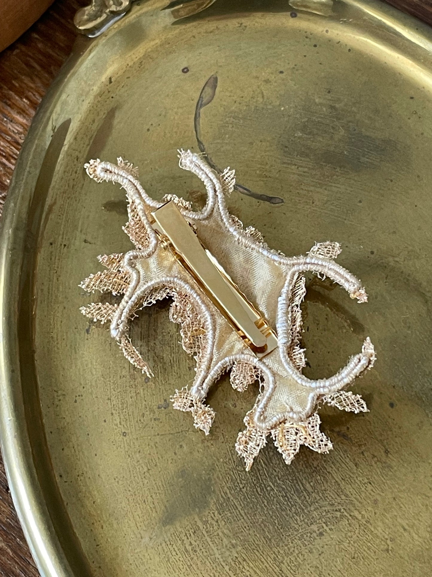 Pince à cheveux en dentelle dorée A