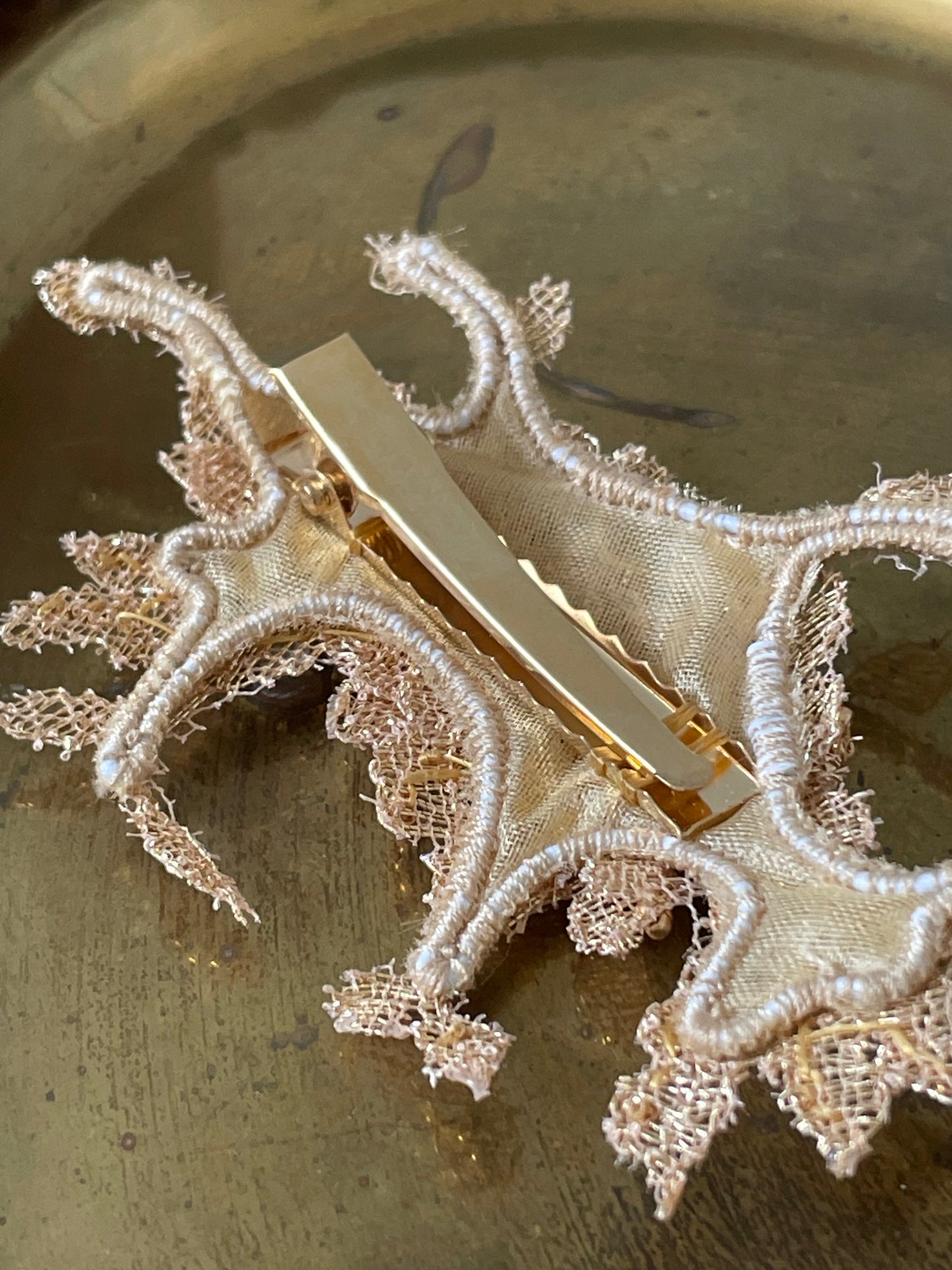 Pince à cheveux en dentelle dorée A