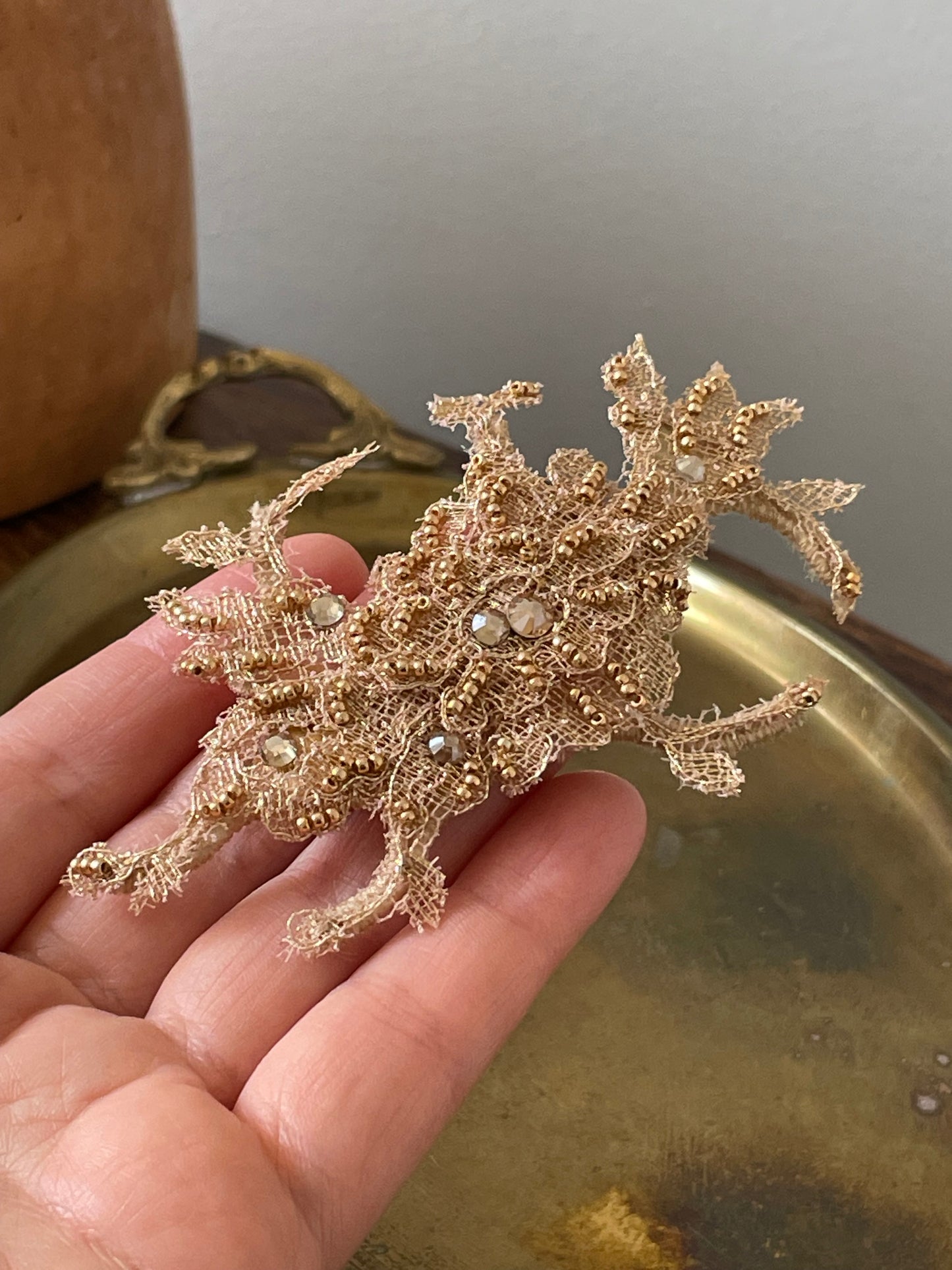 Pince à cheveux en dentelle dorée A