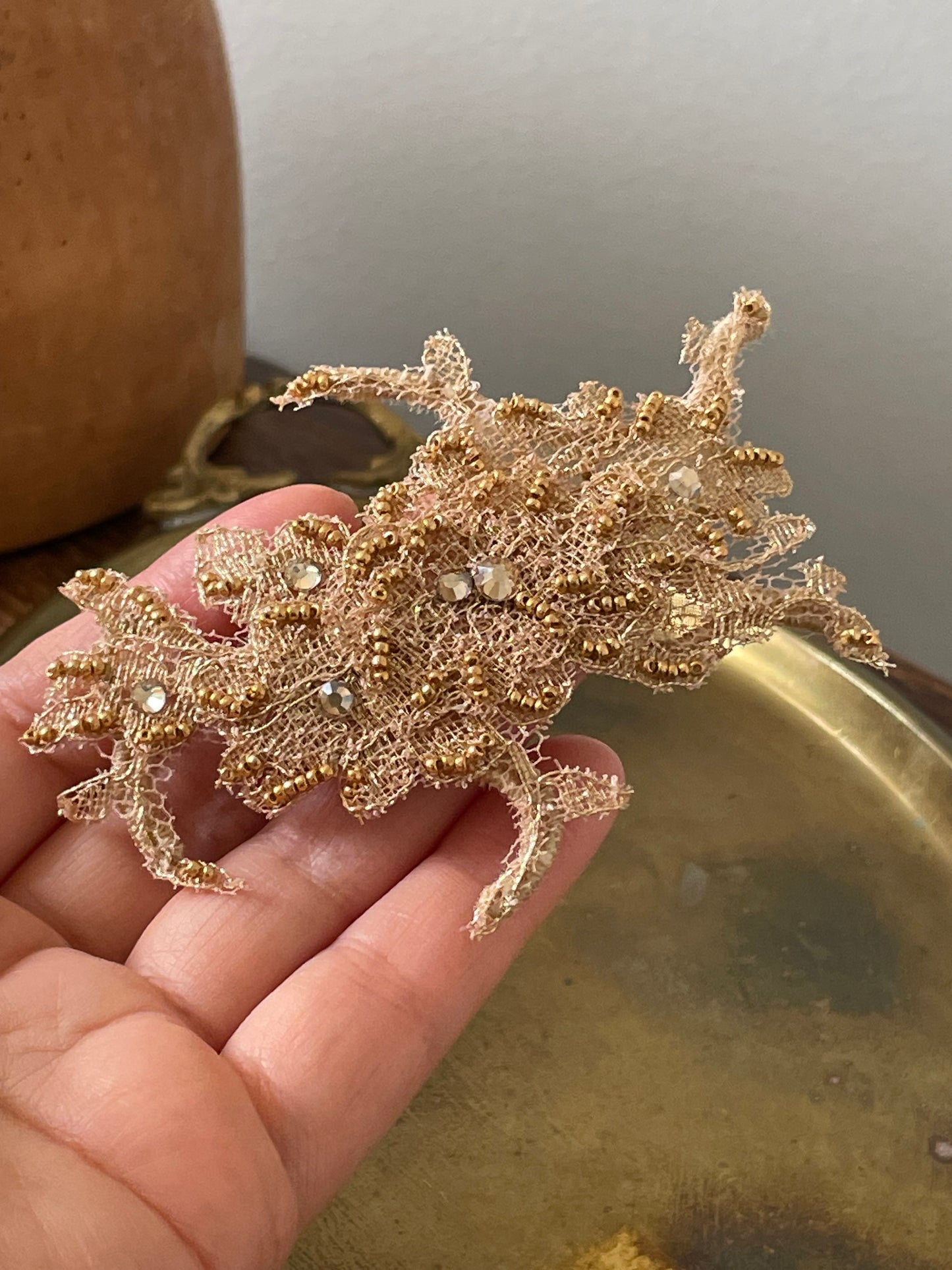 Pince à cheveux en dentelle dorée B