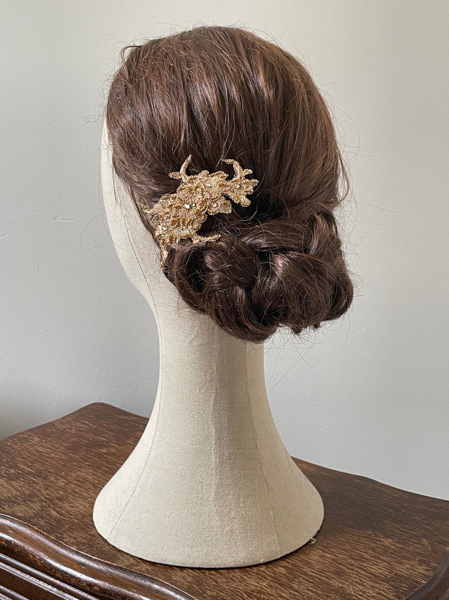 Pince à cheveux en dentelle dorée B