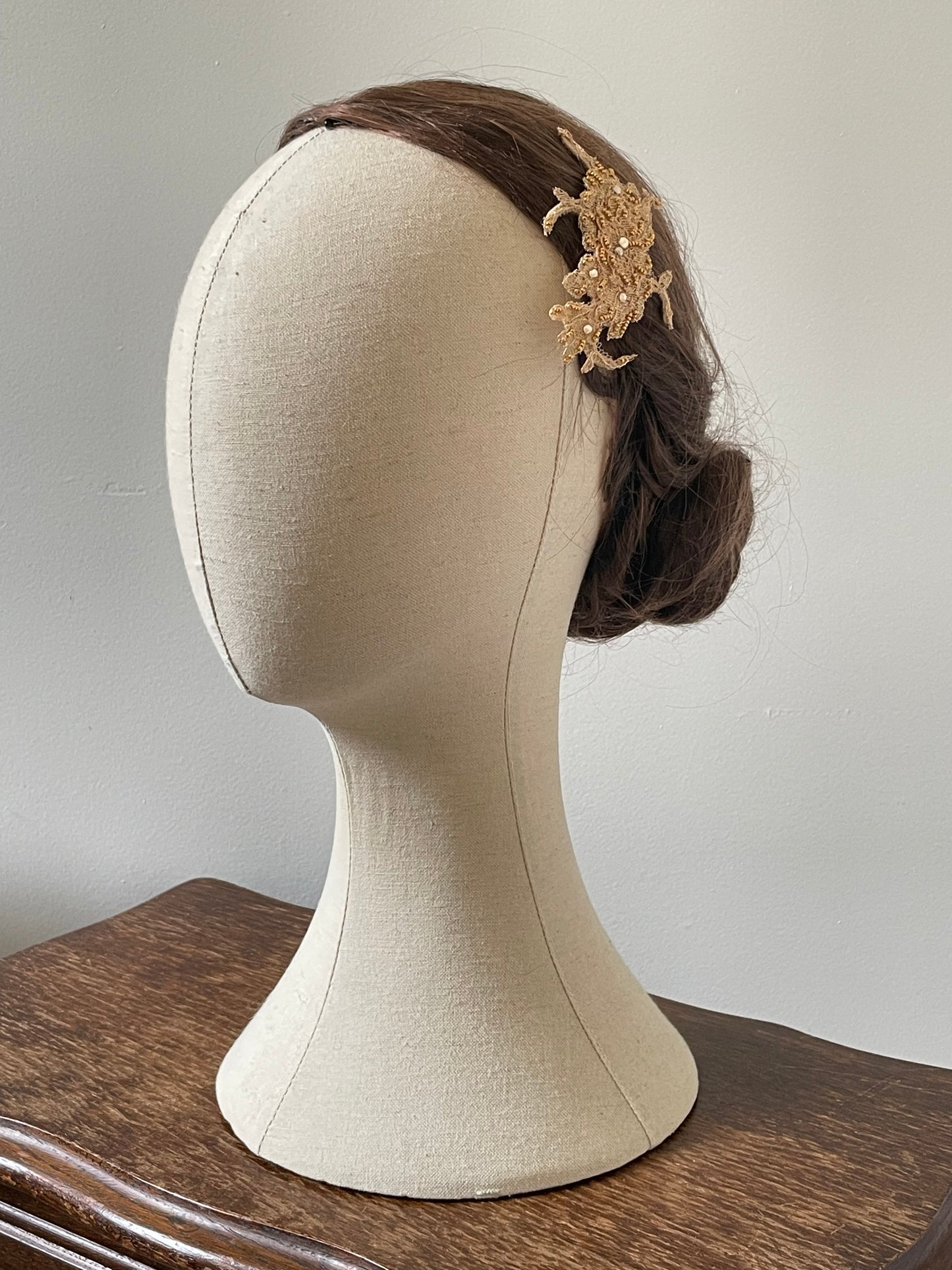 Pince à cheveux en dentelle dorée B