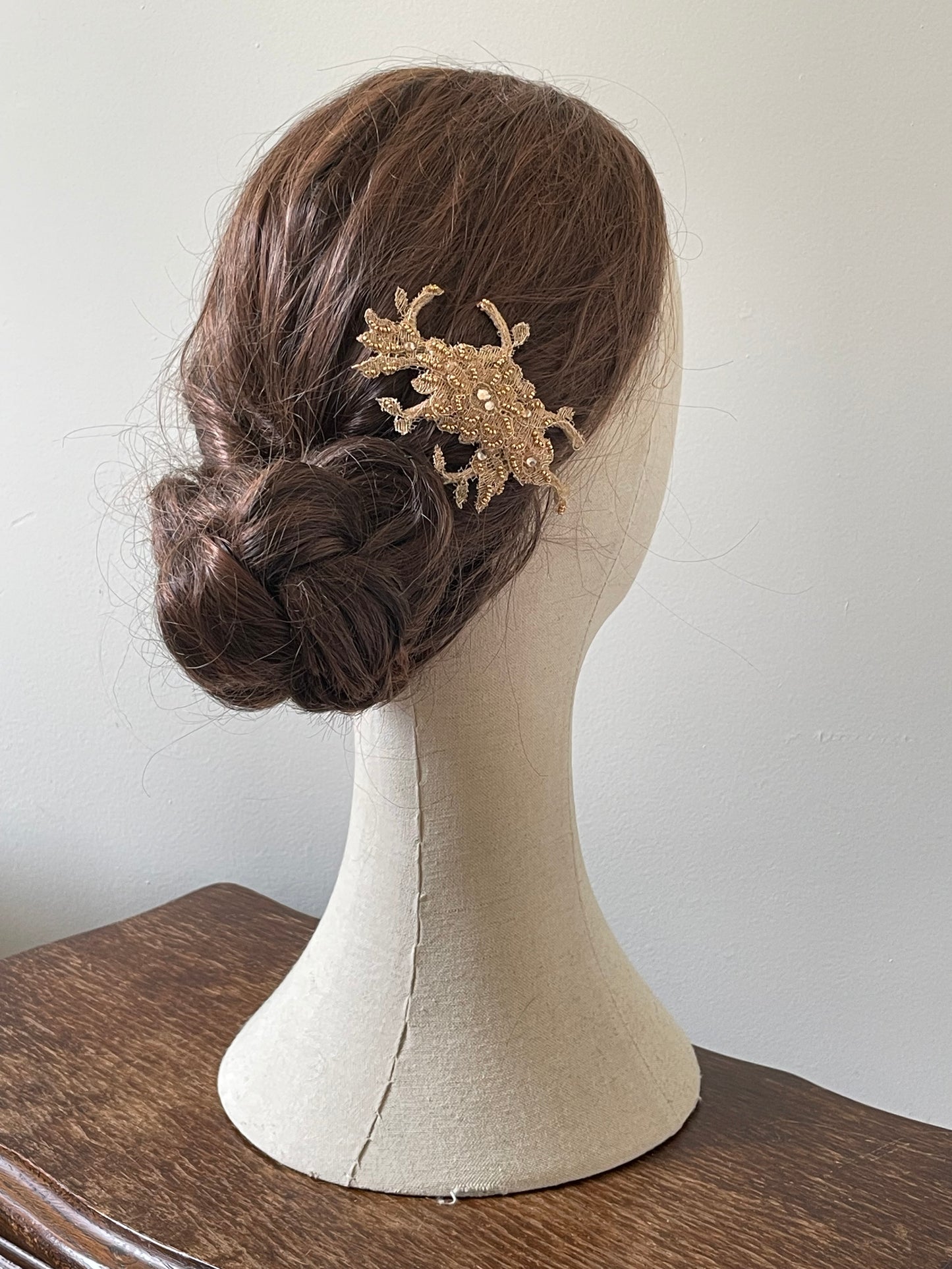 Pince à cheveux en dentelle dorée A