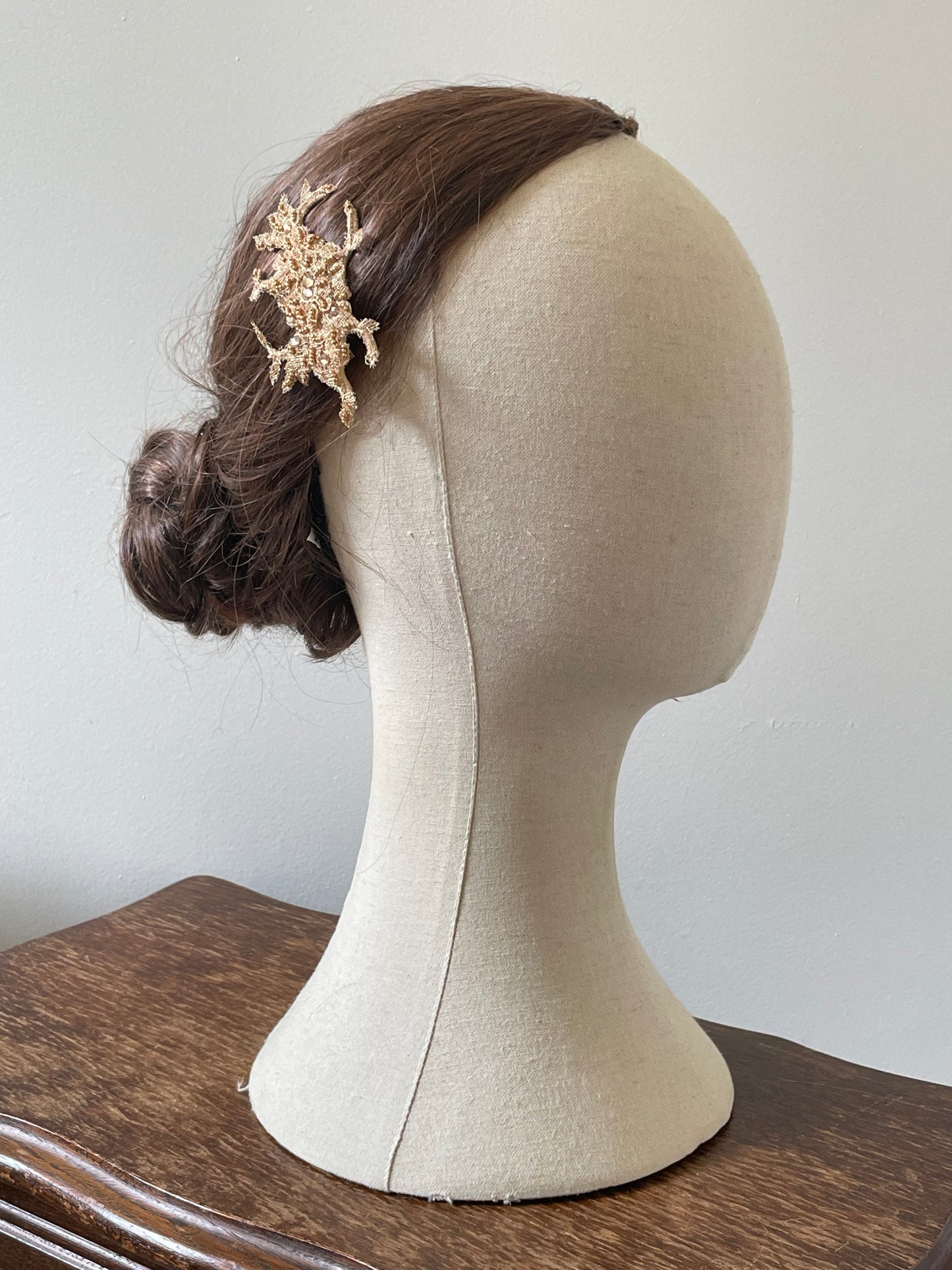 Pince à cheveux en dentelle dorée A